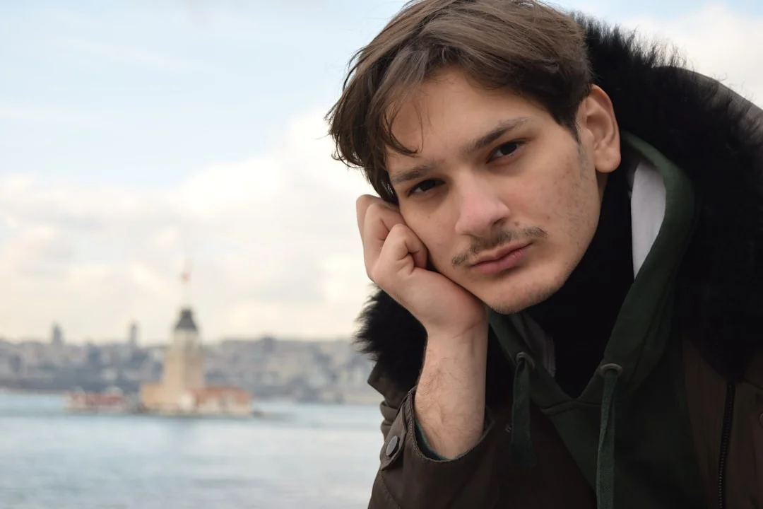 Zbliżenie na notatnik i ołówek na biurku, symbol poznawania własnej orientacji